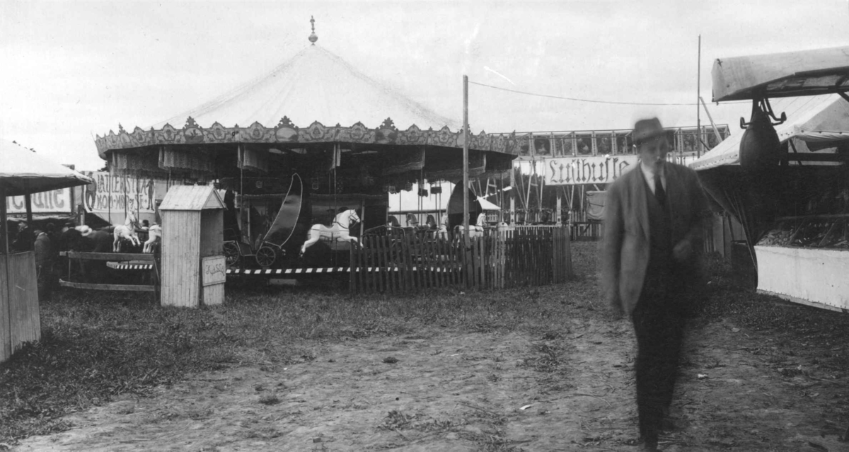 Marked på Norsk Folkemuseum i 1923. Lufthuske og karusell.