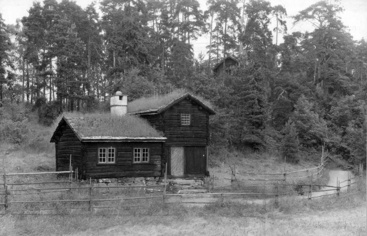 Oppstugu fra Bakarplassen, Mjøen i Oppdal, Sør-Trøndelag. Fotografert på Norsk folkemuseum, juli 1925.