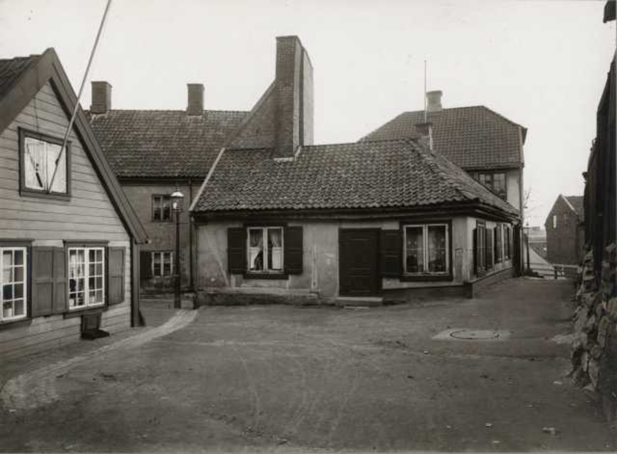Kanten 1, Hammersborg, Oslo. Gårdsplass med gamle hus 
