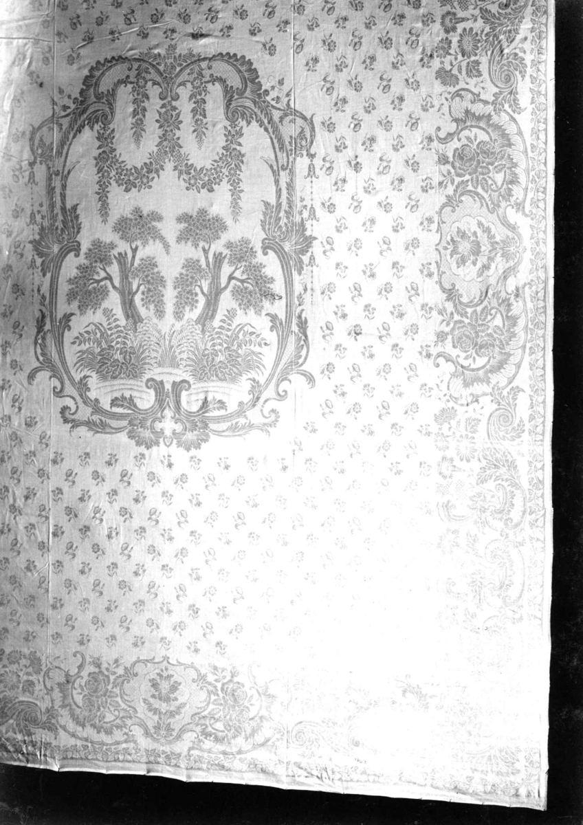 Hvit damaskduk med mønster av strøblomster. Antagelig fra Tyskland slutten av 1700-tallet.