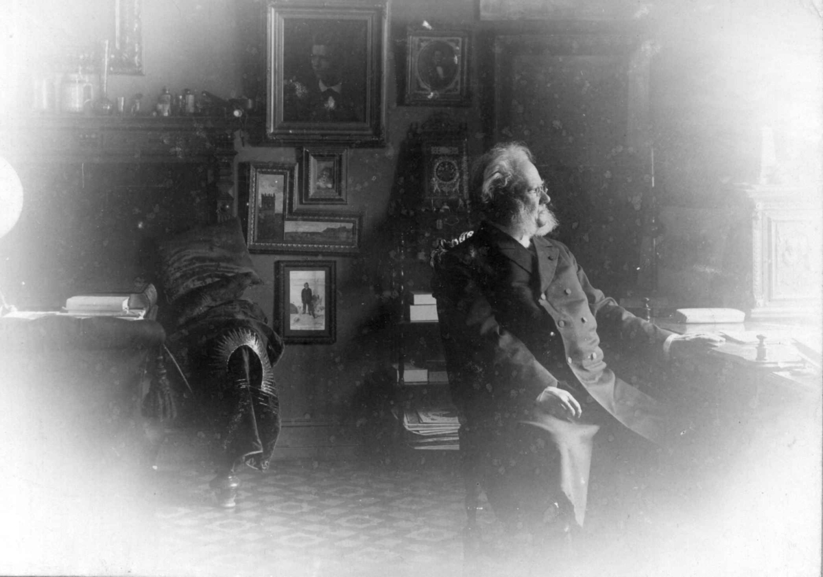 Portrett av Henrik Ibsen sittende ved skrivebordet i arbeidsværelset sitt i Arbins gate i Oslo.