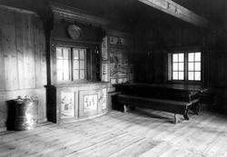 Hofsløkka, Elverum, Sør-Østerdal, Hedmark. Interiør fra stua