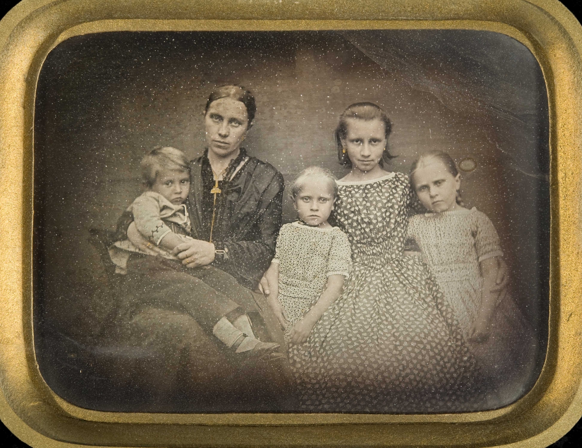 Daguerreotypi. Gruppeportrett halvfigur av familien til sokneprest Olaus Wullum og hans andre kone Ingeborg Wullum, født Krognes (1825-1926). Barna Marie, Elisa, Anna og Erik.