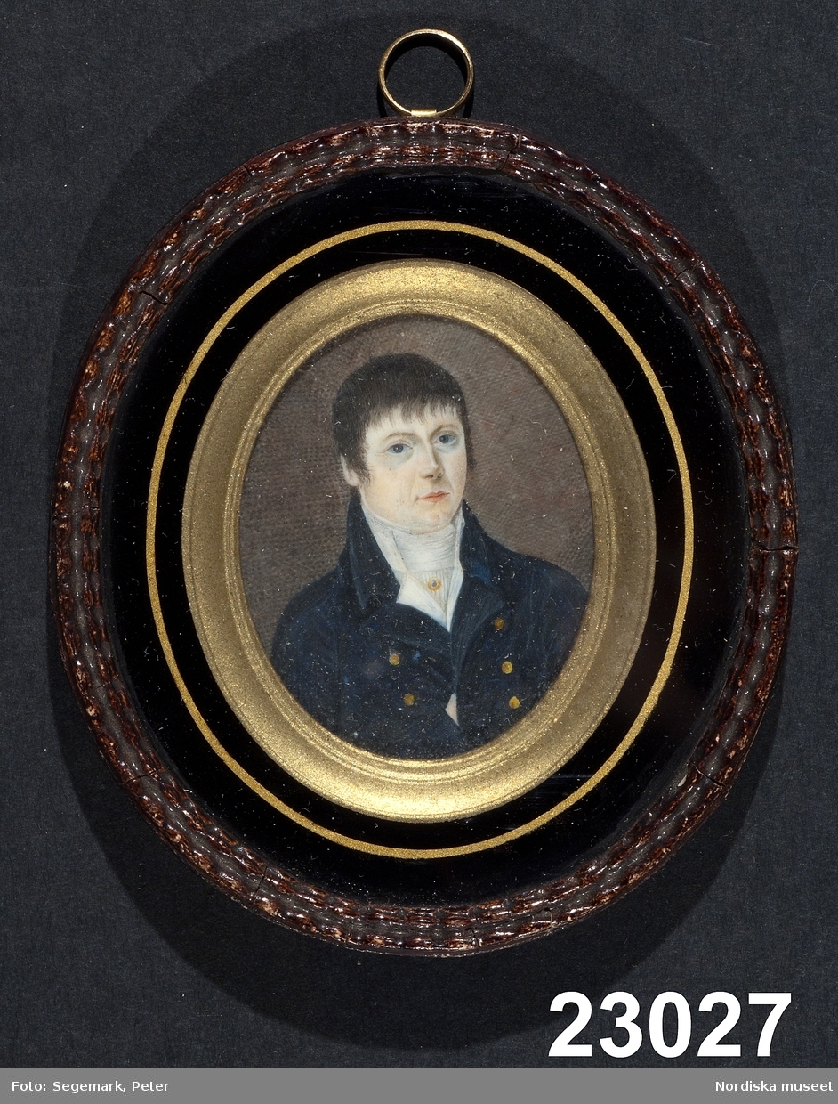 Mansporträtt, bröstbild närmast en face, hög vit krage, dubbelknäppt mörkblå rock.