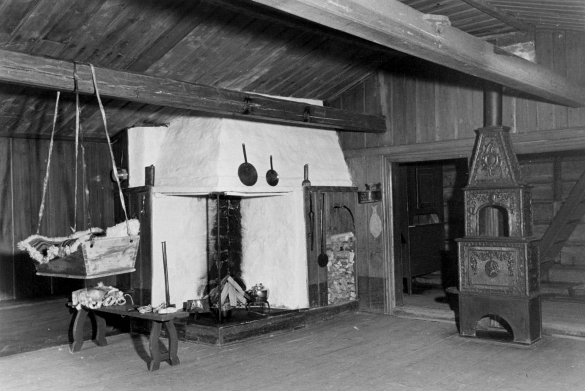 Barfrøstue fra Gammelstu Trønnes i Stor- Elvdal, Østerdalen. Interiør. Fotografert på Norsk folkemuseum 1949.