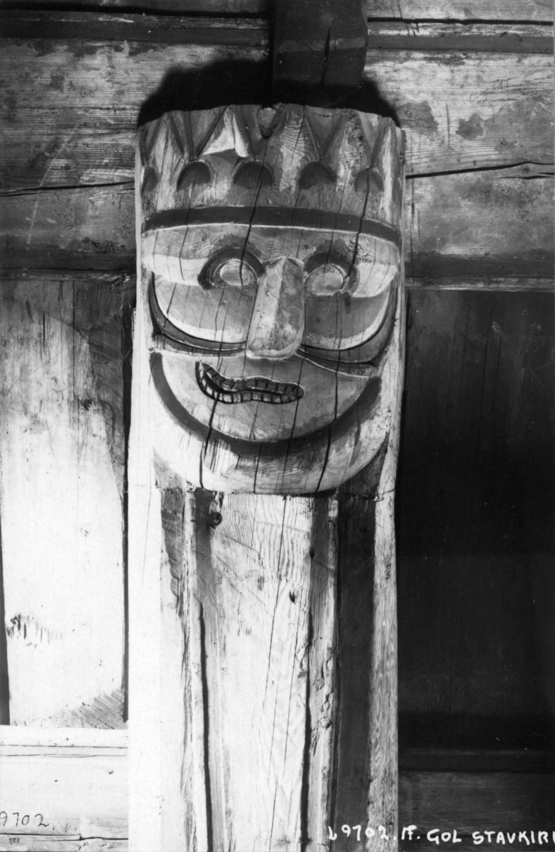 Maske fra østveggen av stavkirken fra Gol i Hallingdal. Fotografert på Norsk folkemuseum, 1925