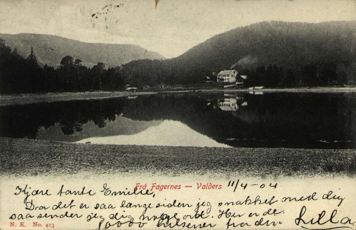 Postkort. Hus ligger på den andre siden av innsjø, Fagernes, Valdres. Datert 11.04.1904