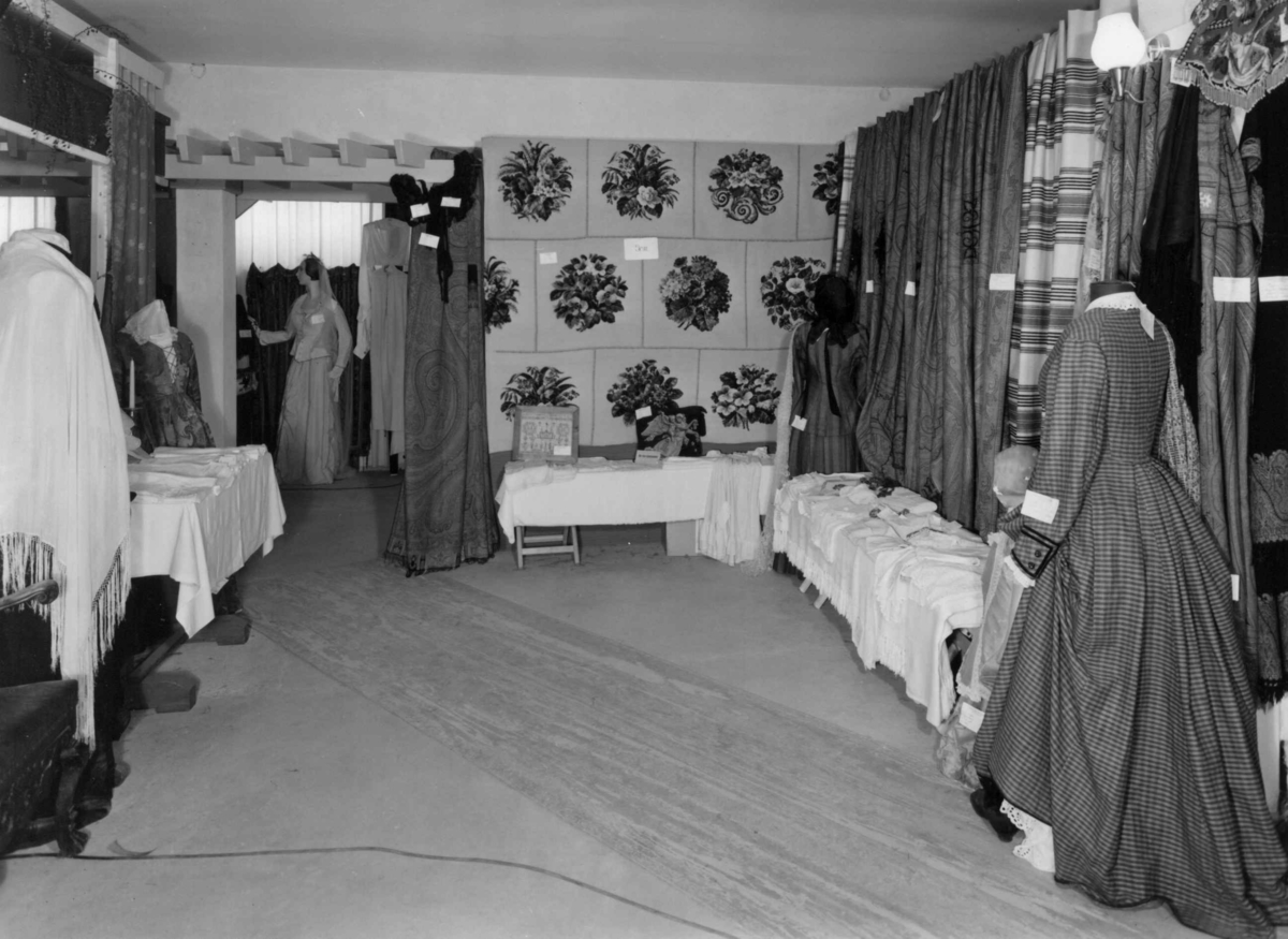 Interiør fra utstillingen. Tekstilutstillingen fra Vestfold, Tønsberg 1953.