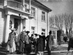 Gruppeportrett, Eidsvold Verk, Eidsvoll. Personer ved inngan