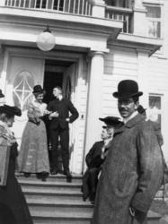 Gruppeportrett, Eidsvold Verk, Eidsvoll. Personer på trapp i