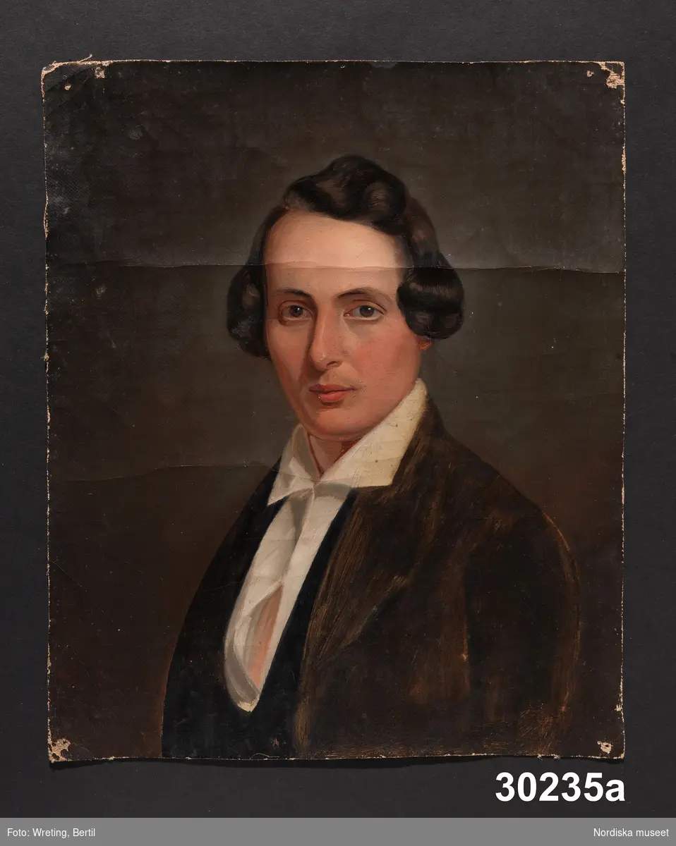 Huvudliggaren: 
"Oljeporträtt och fotografi. Af porträttmålaren C. T. Staaff.
a. Oljeporträtt, måladt af N.J.O. Blommér.
b. Fotografi."
