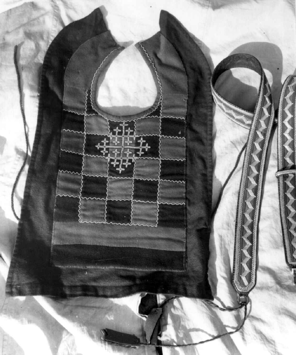 En brystduk for kvinner og et belte, med tinntrådebroderier. Mittådalen 1956.