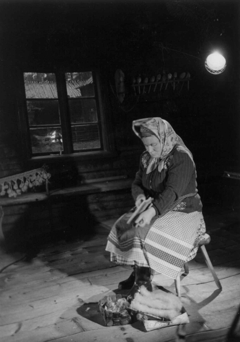 Skoltesamen Darja Jefreimov demonstrerer karding i Seurasaari, 1955.