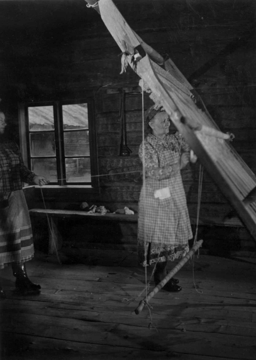 Greneveving (22). Skoltesamene Darja Jefreimov og Naska Moshnikov begynner å hovle . Seurasaari 1955.