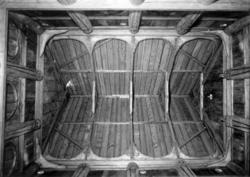 Stavkirken fra Gol i Hallingdal. Interiør, tak og vegg. Foto