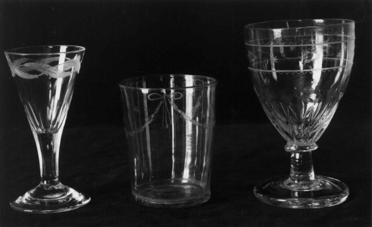 Glass
Fra dr. Eivind S. Engelstads storgårdsundersøkelser 1954.