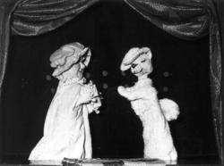 Kirsten Langbo underholder med dukketeater på Norsk Folkemus