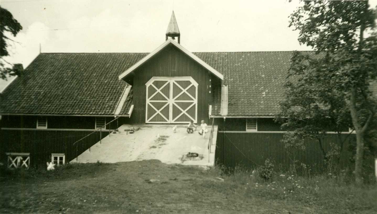 Østenbøl, Enebakk, Akershus 1937. Låven med låvebrua (oppført 1933).