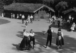 Oppvisning med folkedans i Telemarkstunet på Norsk Folkemuse