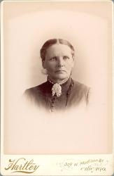 Kabinettfotografi. Norsk-amerikanere. Kvinne i fotografens s