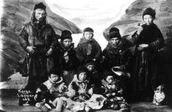 Svenske samer. Fire voksne med piper og seks barn. Malt natu