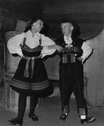 Opptreden av Norsk Folkemuseums barneleikarring.