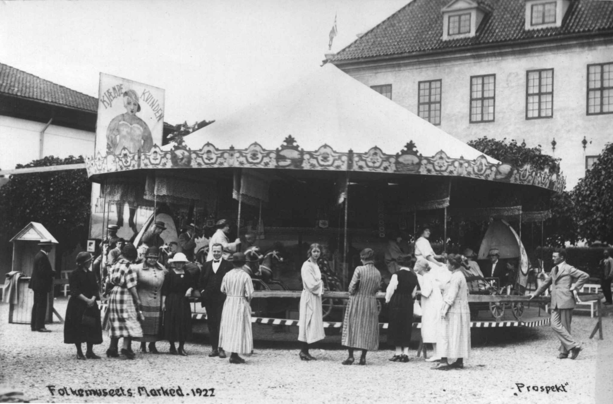 Marked på Norsk Folkemuseum i 1922. Publikum foran karusell på Torvet.