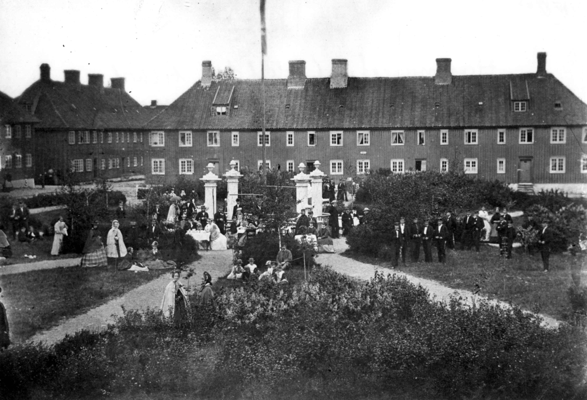 Hagefest utenfor kasernene ved Frederiksvern i Stavern. Fotografert i ca. 1864, det vil si før bybrannen i 1883.