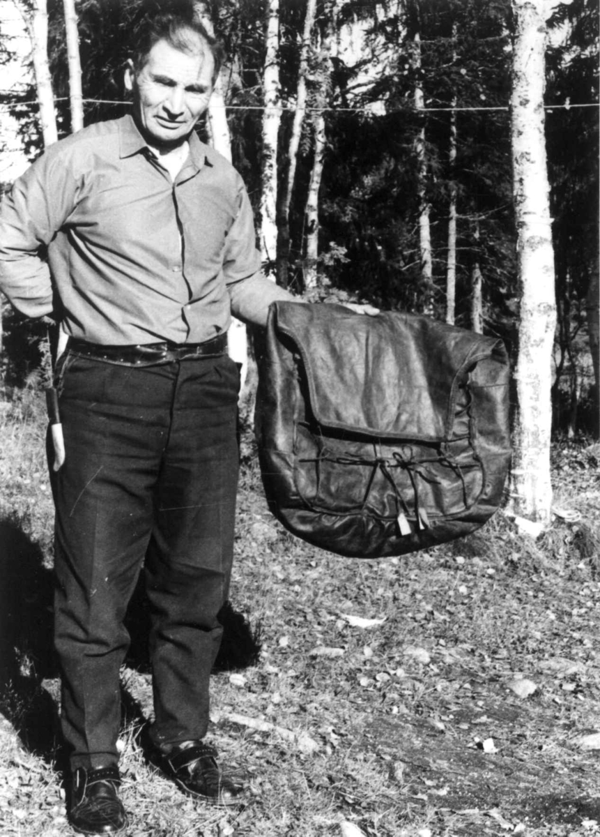 Nils Kappfjell med nisteskreppe av avhåret og barket reinskinn. Majavatn 1968.