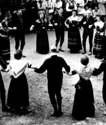 Mannen i mitten og i front er Jóanes Patursson (1917-1973), 