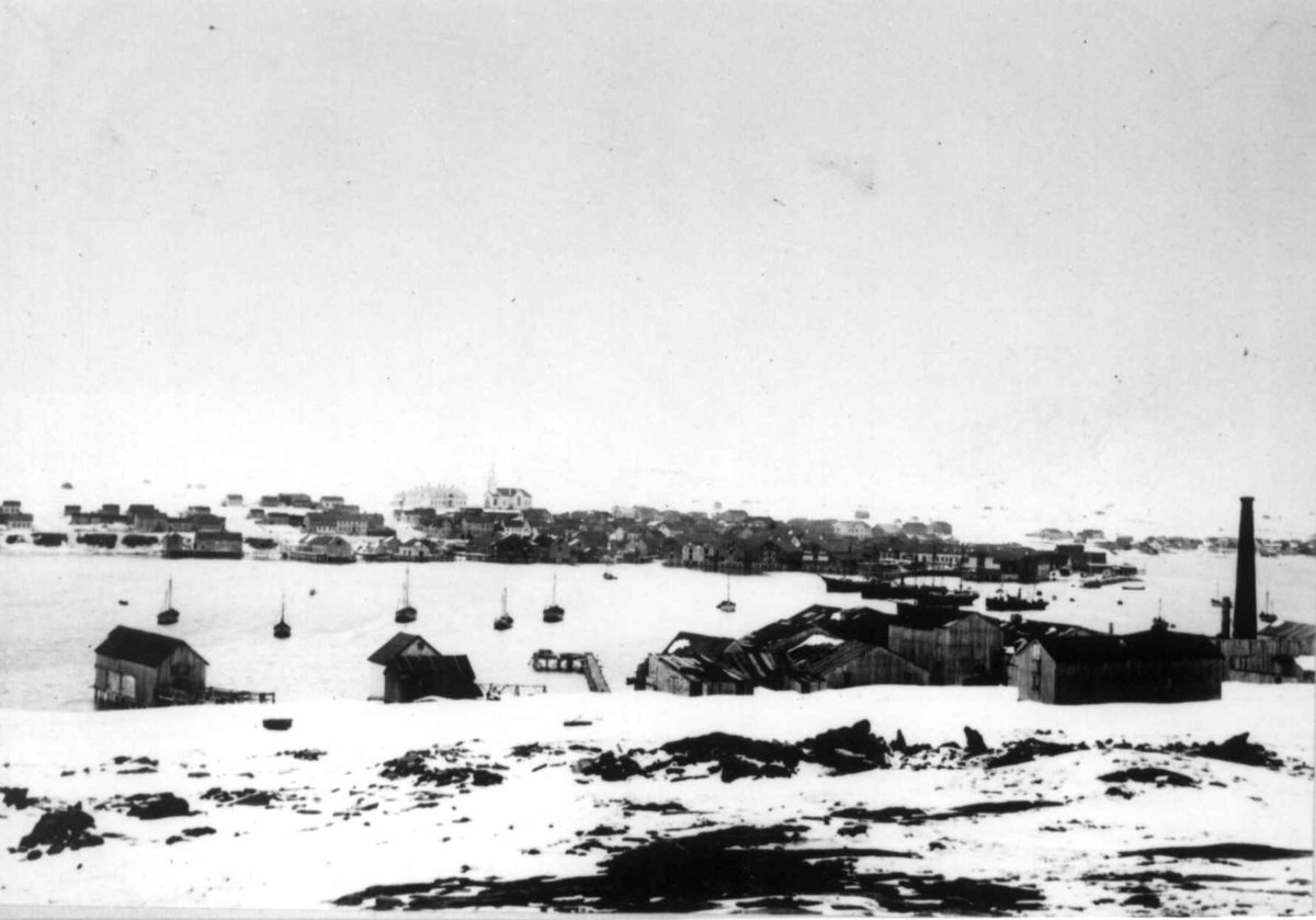 Vadsø, Finnmark. Havneparti med kirke og bebyggelse.
