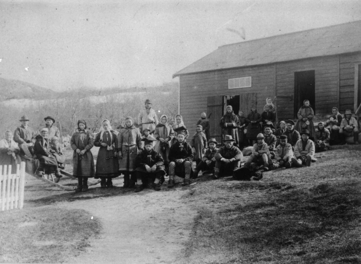 Gruppe samer samlet utenfor doktorboligen til Wessels, Solheim, Kirkenes, Sør-Varanger, Finnmark, 1898, i anledning avskjed med familiene til sydpolfarerne Per John Savio og Ole Johannes Must.