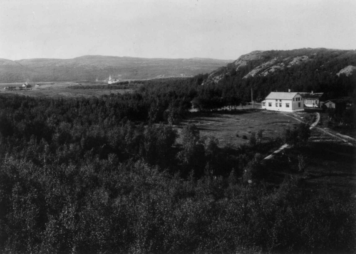 Sør-Varanger prestegård, Finnmark, med kirken i bakgrunnen, før 1900.