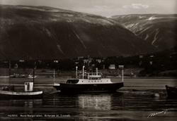Postkort. Bilfergen til Tromsø i en fjord langs Nord-Norge-v