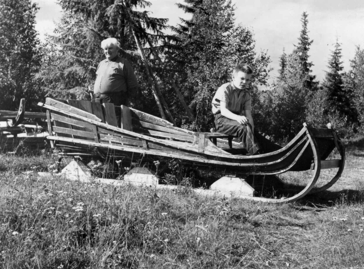 Pava Rimpi og sønn ved en slede av finsk type. Ålloluokta 1962.