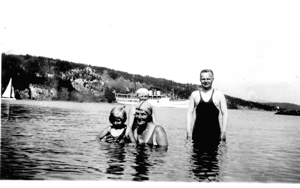 Barn og voksne som bader. Astrid og Jorunn Fossberg på Nærsnestangen, Røyken, Buskerud ca.1933-34. I bakgrunnen sees dampbåten "Sætre", som hadde vært dampbåt på Rhinen. 
Fra Jorunn Fossbergs familiealbum