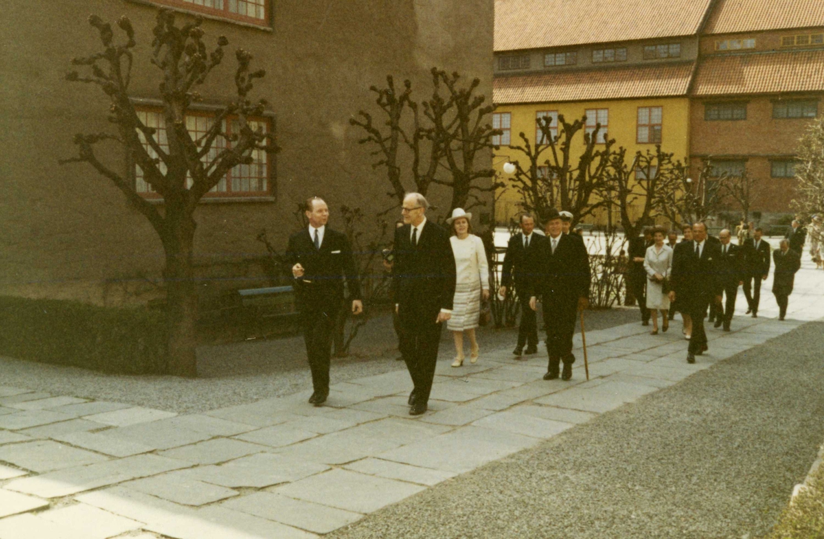 Islands president besøker NF 4/5 1971. Følget på vei ut fra Torget, med presidenten og direktør Kjellberg i spissen.