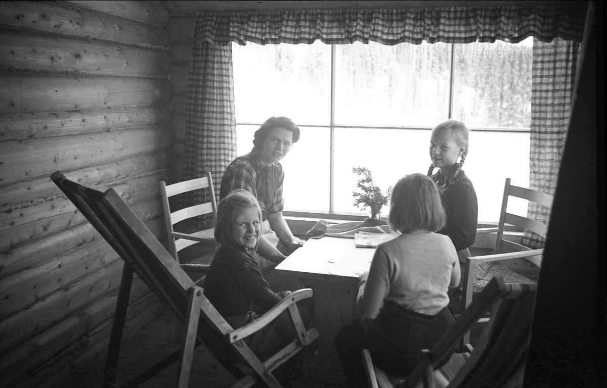 Gudrun Munthe, Siri og Guri Arentz og Bitten Ramstad sitter rundt bordet på Ligardshaugen påsken 1940.