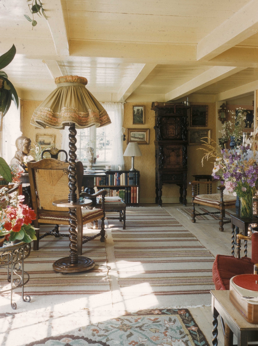 "Erigerons have". Stuen, med renessanse bord og skap, i Thaulows hjem.