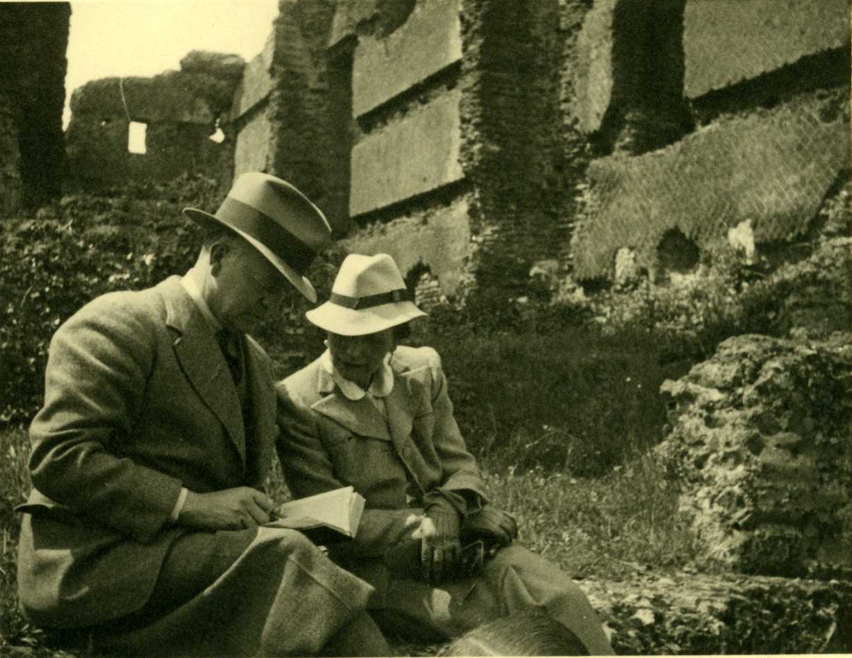 Magnus Poulsson og Eugenie Aall foran Villa Adriano, Sicilia 1939.