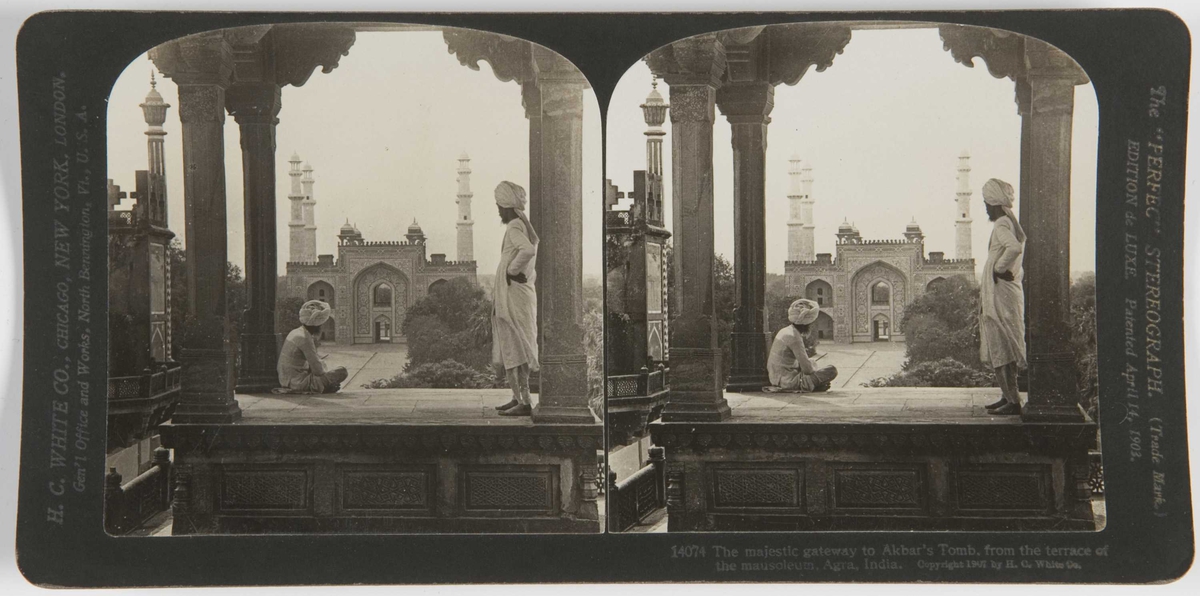 Stereoskopi. Menn ser mot inngangsporten til Akbars gravsted, fra mausoleets terrasse, India.