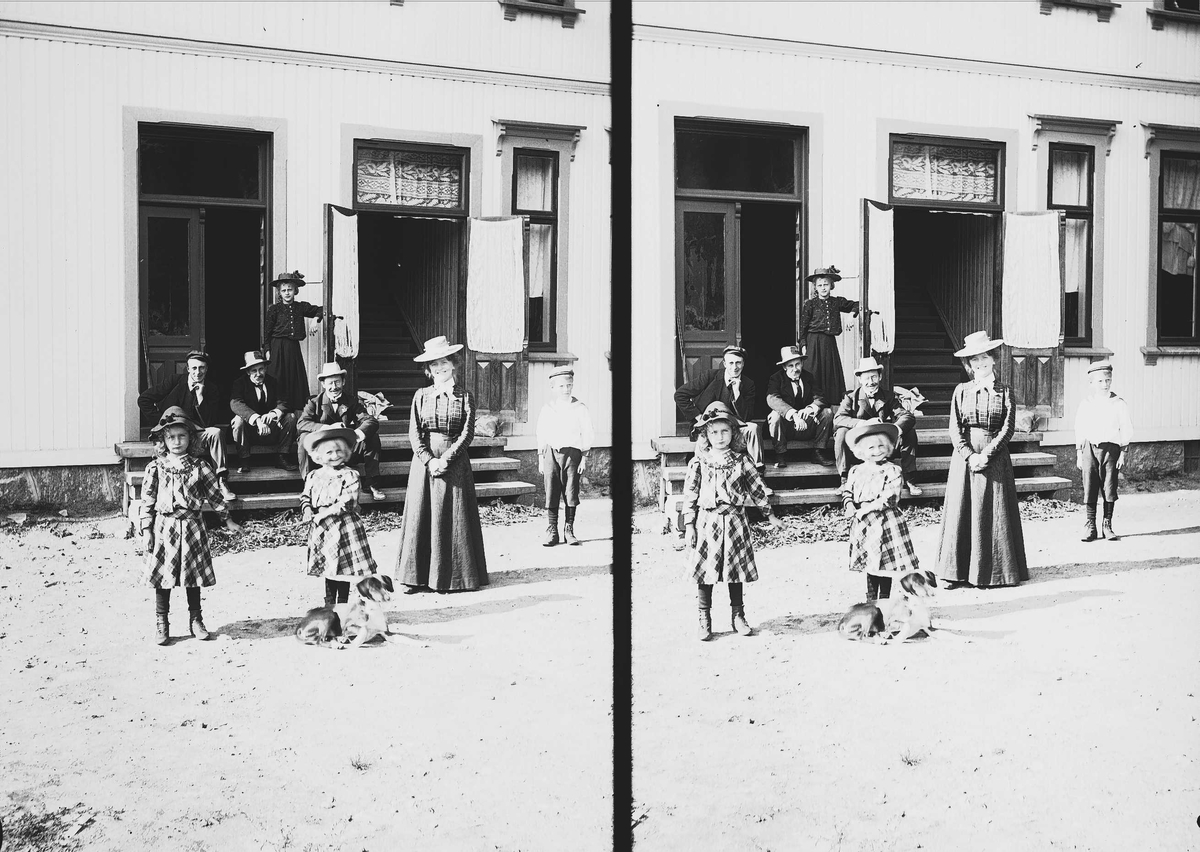 Gruppefoto foran våningshuset på Nedre Digerud, Frogn, Akershus, 1900-1901.