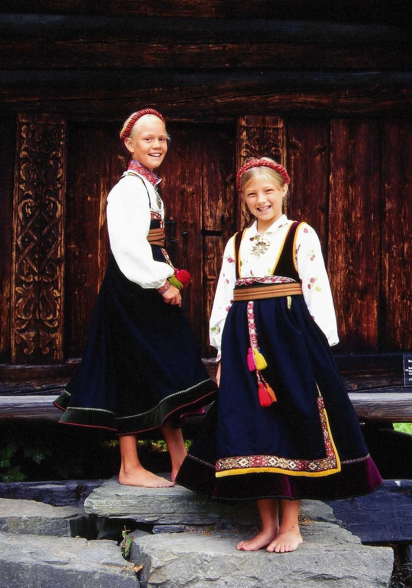 Jenter i Telemarksbunad, foran loft fra Rofshus.
Bygning nr. 141,Telemarkstunet
