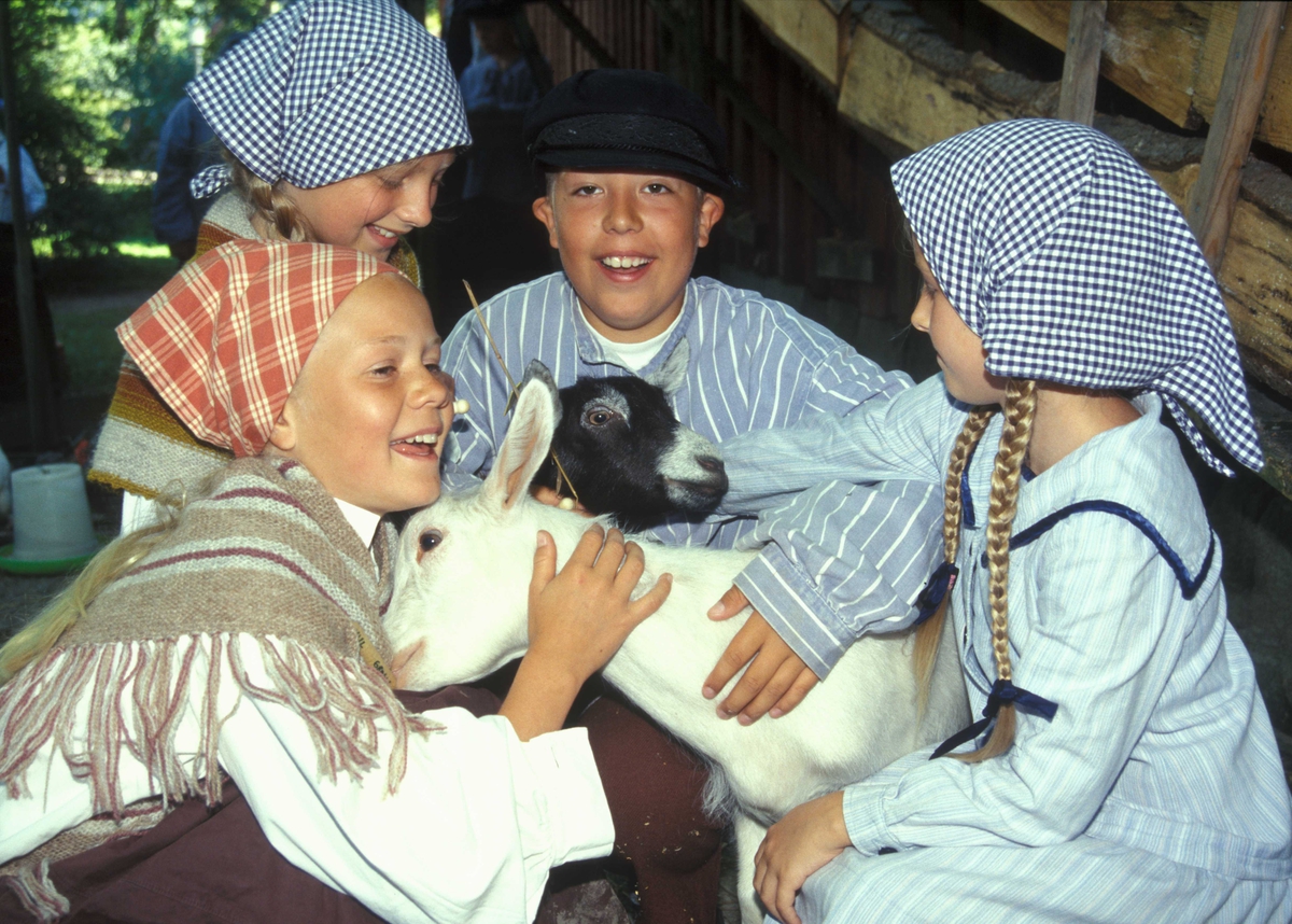 Levendegjøring på museum.
Ferieskolen august 2002.
Barna besøker dyrene i friluftsmuseet.
Norsk Folkemuseum, Bygdøy.