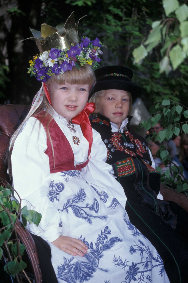 St. Hansaften og jonsokbryllup på Norsk Folkemuseum 2004. Margrete, sammen med den unge brudgomen, i drakt med søljer på skjorten. På hodet har hun både krone og blomsterkrans.
