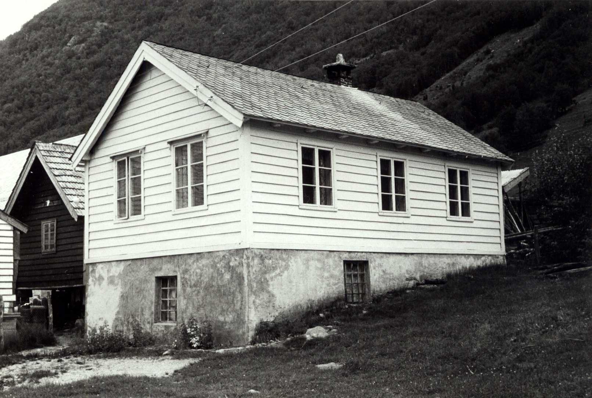 Råheim, Gaular, Sogn og Fjordane. Lite hvitt skolehus, rødt uthus ved siden av.. Bygget i 1905. Registrering utført 1958-59 av Johan Schiong for Noregs Lærarlag. 