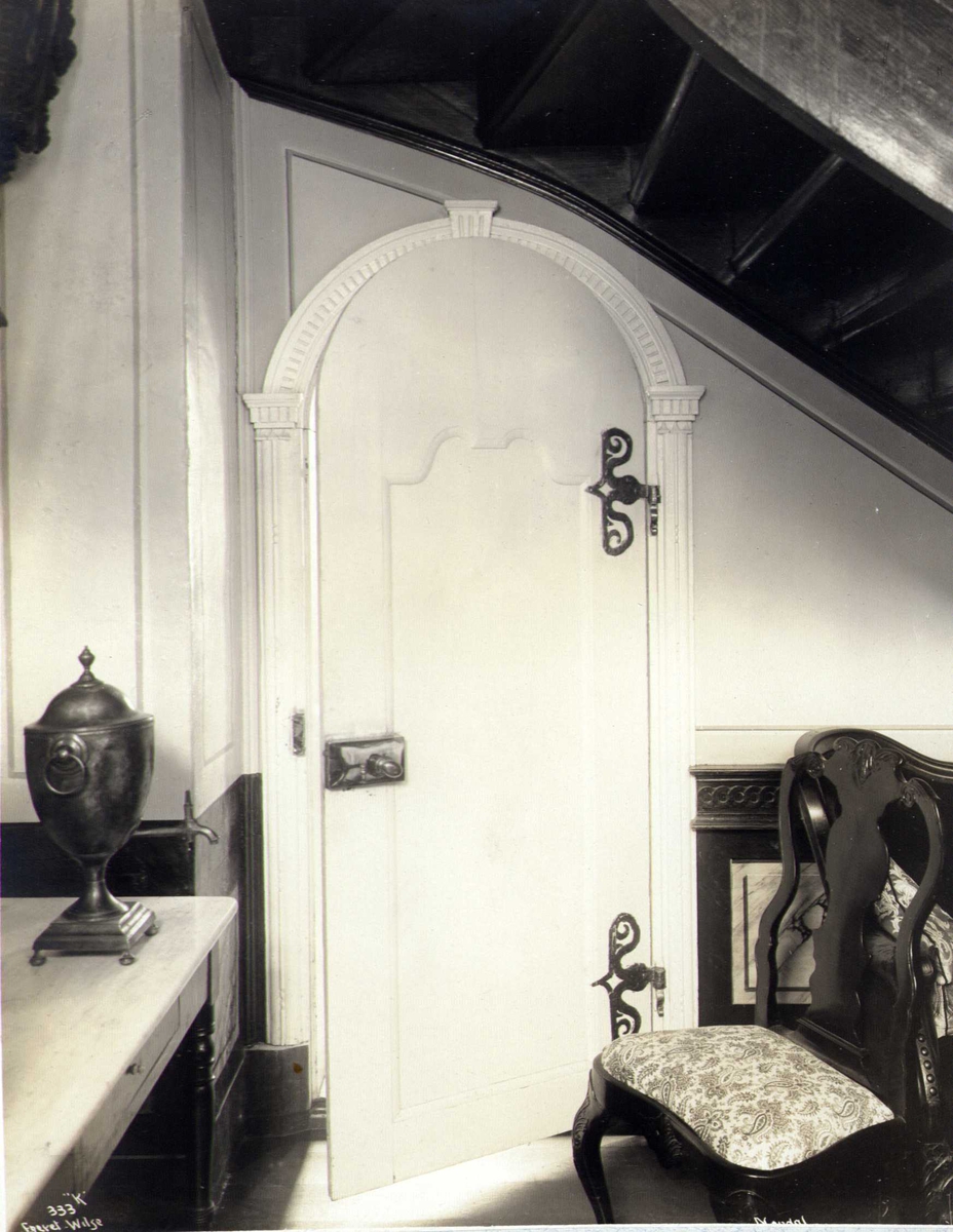 Interiør med dør, Halse, Mandal, Vest-Agder. Fotografert 1912. Konsul Bugges villa.
