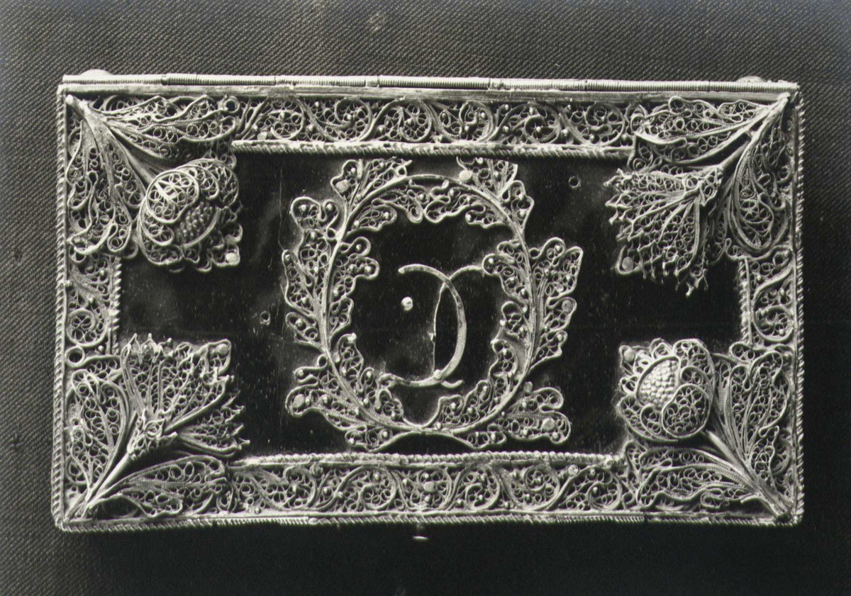 Lokk på sølvskrin fra ca.1800. Stemplet Andreas Blytt(mester) og Petersen(guardein) i Bergen.  