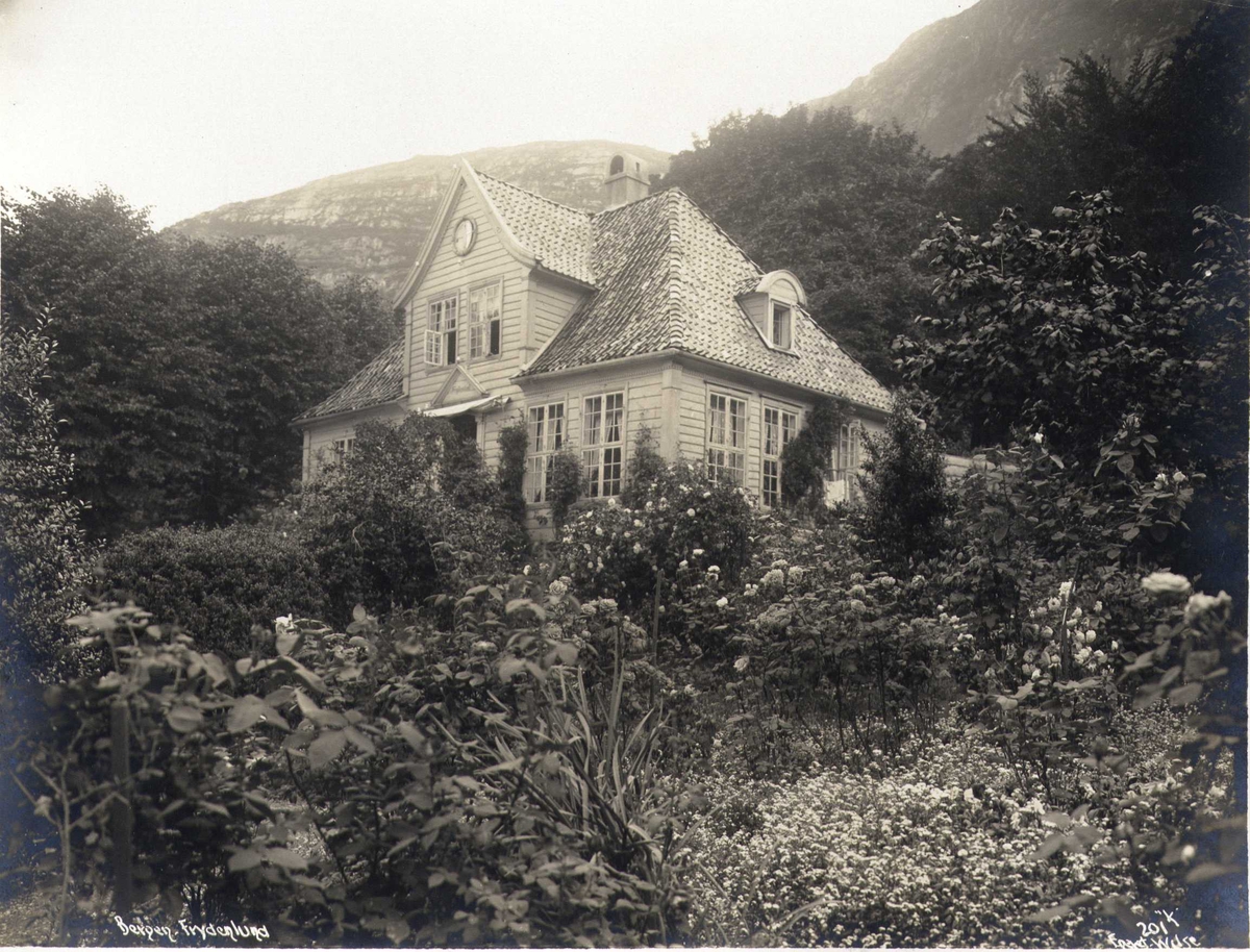 Trevilla med have, Frydenlund, Bergen, Hordaland. Fotografert 1912. 