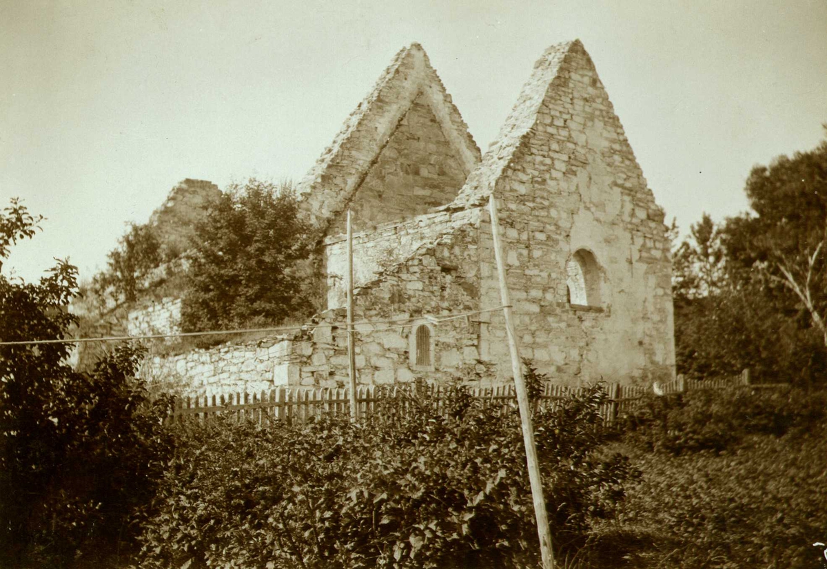 Ruiner av Sakshaug gamle kirke, Inderøy, Nord-Trøndelag. Fotografert 1905.